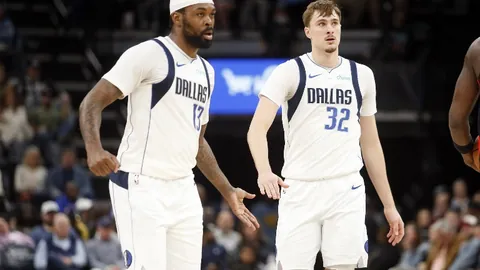 国足阵型探讨：韦世豪担纲锋线，阵型或调整为442与4231双后腰布局